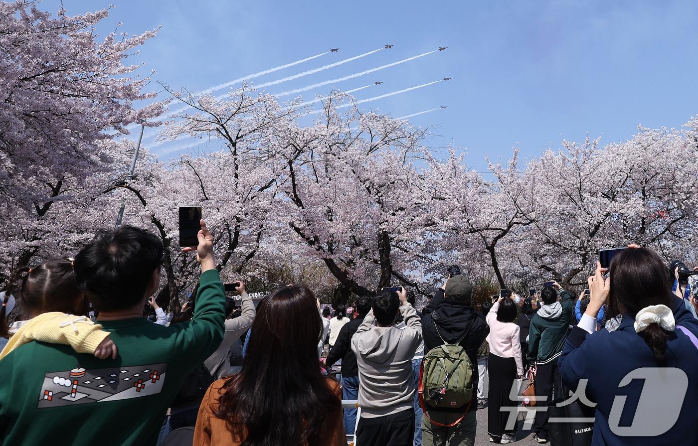 본문 이미지 - 5일 오후 서울 여의도 봄꽃축제 메인 행사장 상공에서 공군 특수 비행팀 ‘블랙이글스’가 축하 비행을 펼치고 있다. 2026.4.5 ⓒ 뉴스1 박지혜 기자