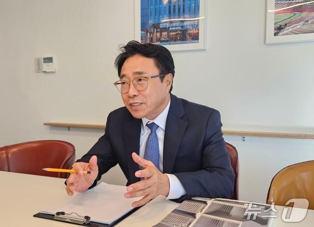 본문 이미지 - 안대호 나우동인건축사사무소 대표가 뉴스1과 인터뷰에서 목동2단지 설계 방향을 설명하고 있다.2026.04.02ⓒ 뉴스1  김종윤 기자 