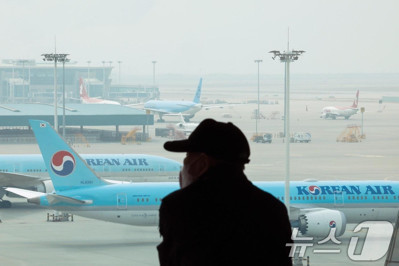 본문 이미지 - 5일 인천국제공항 제2여객터미널 계류장에서 항공기들이 대기하고 있다. 2026.4.5 ⓒ 뉴스1 조연우 인턴기자