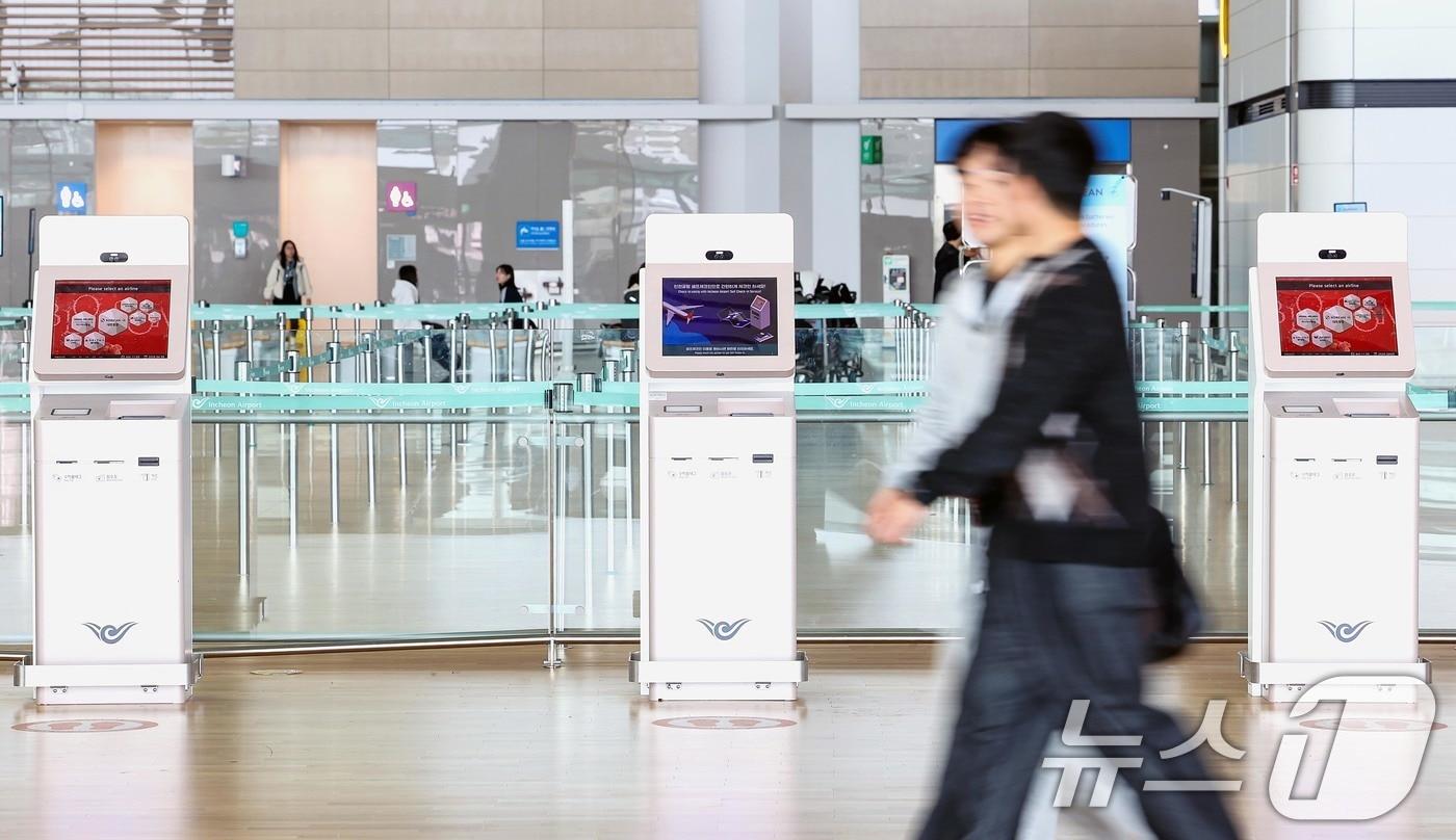 본문 이미지 - 5일 인천국제공항 항공사 카운터가 평소보다 한가한 모습을 보이고 있다. 2026.4.5 ⓒ 뉴스1 조연우 인턴기자