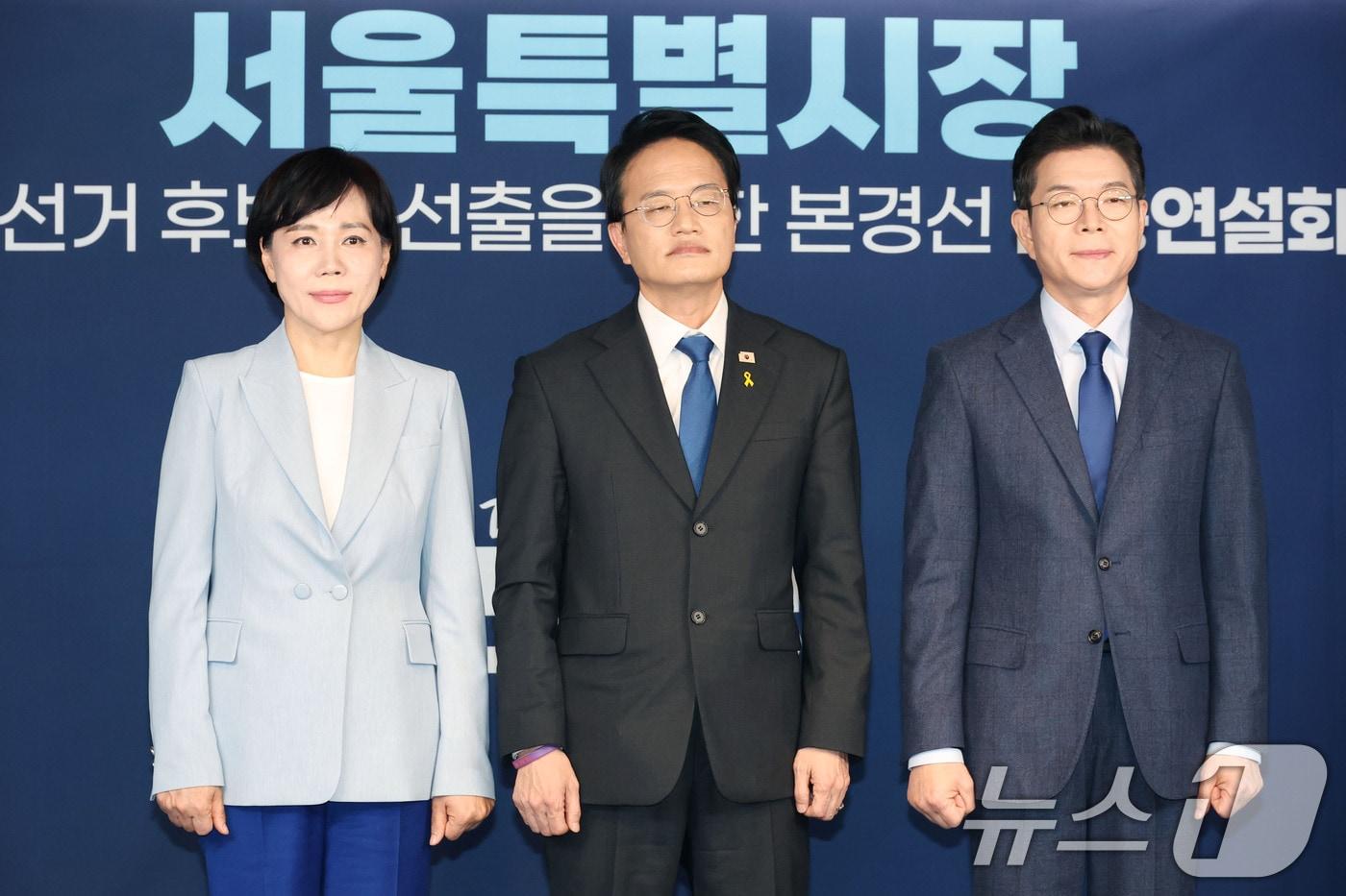 본문 이미지 - 전현희(왼쪽부터), 박주민, 정원오 더불어민주당 서울시장 예비후보가 5일 오후 서울 영등포구 중앙당사에서 열린 서울특별시장 공직선거 후보자 선출을 위한 본경선 합동연설회에서 기념촬영을 하고 있다. (공동취재) 2026.4.5 ⓒ 뉴스1 이광호 기자