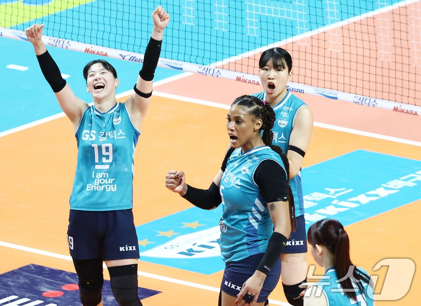 본문 이미지 - 5일 오후 서울 중구 장충체육관에서 열린 2025-2026 진에어 V리그 여자부 챔피언결정전 3차전 GS칼텍스와 한국도로공사의 경기, GS칼텍스 지젤 실바가 유서연 등 동료들과 득점 후 기뻐하고 있다. 2026.4.5 ⓒ 뉴스1 김민지 기자