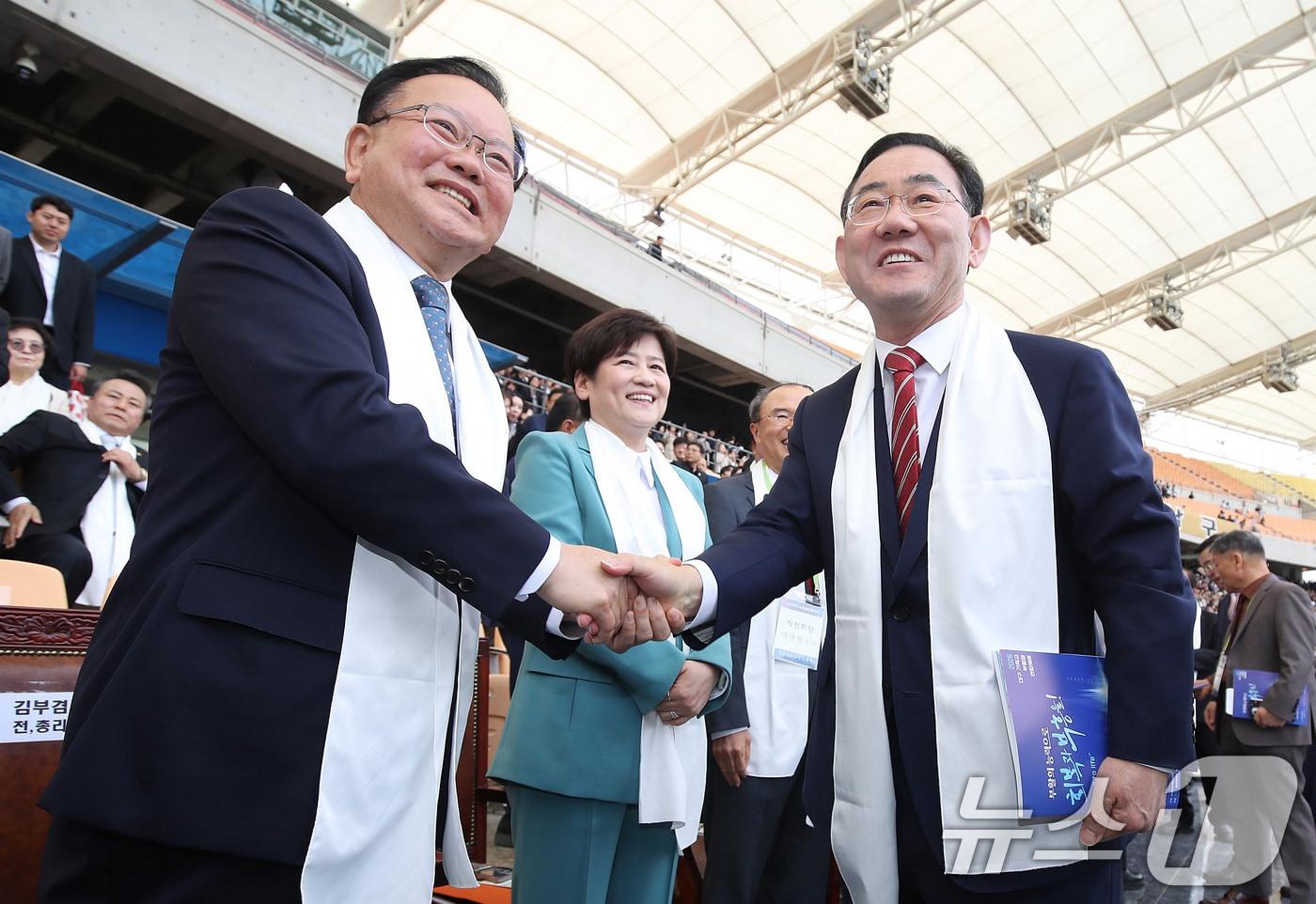 본문 이미지 - 6·3 지방선거에서 더불어민주당 후보로 대구시장에 출마하는 김부겸 전 총리와 국민의힘에서 공천 배제(컷오프)된 주호영 국회부의장이 5일 오후 대구 수성구 대구스타디움에서 열린 '2026 대구 기독교 부활절 연합예배'에서 만나 악수하고 있다. 2026.4.5 ⓒ 뉴스1 공정식 기자