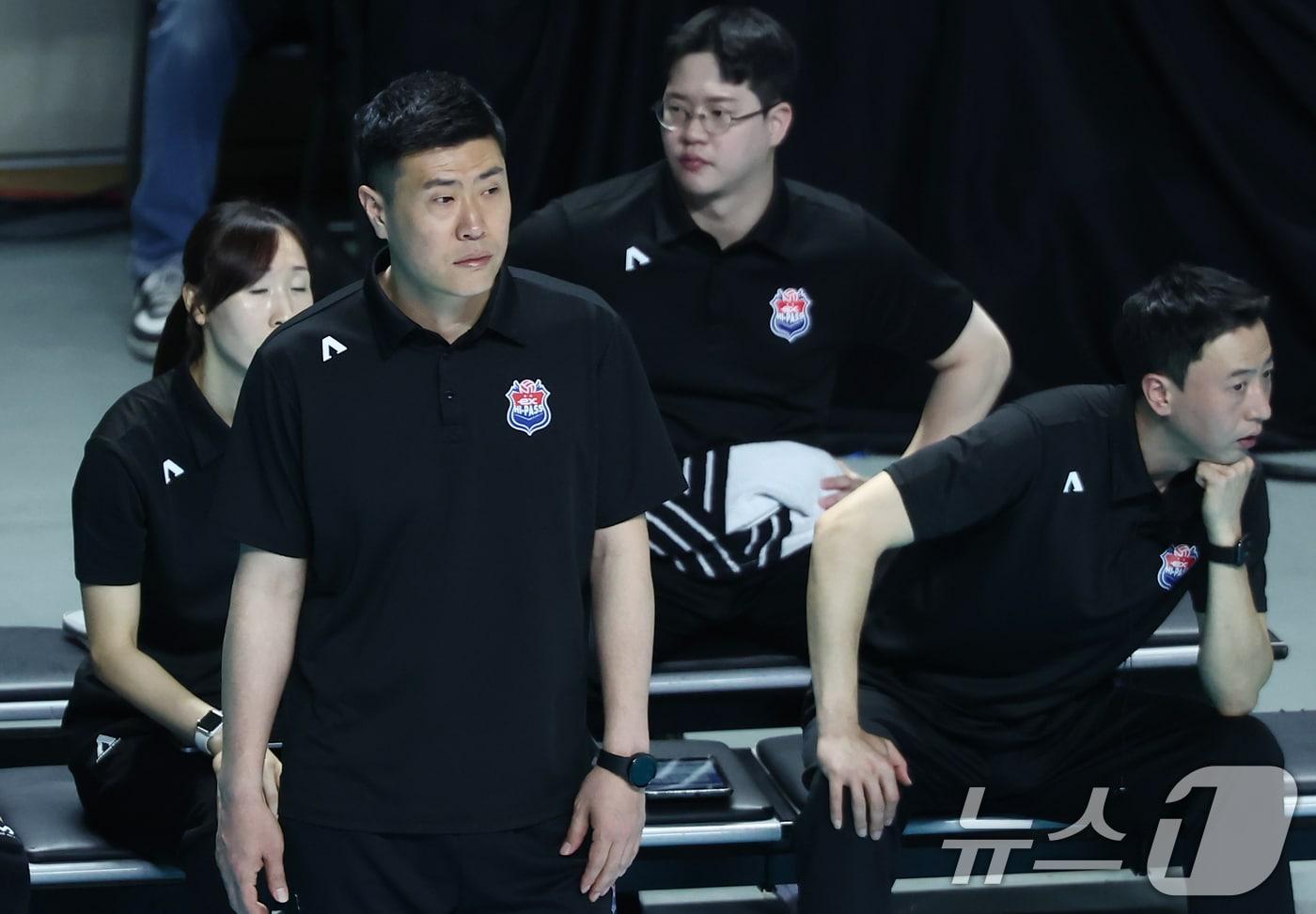 본문 이미지 - 5일 오후 서울 중구 장충체육관에서 열린 2025-2026 진에어 V리그 여자부 챔피언결정전 3차전 GS칼텍스와 한국도로공사의 경기, 한국도로공사 김영래 감독대행이 경기를 바라보고 있다. 2026.4.5 ⓒ 뉴스1 김민지 기자