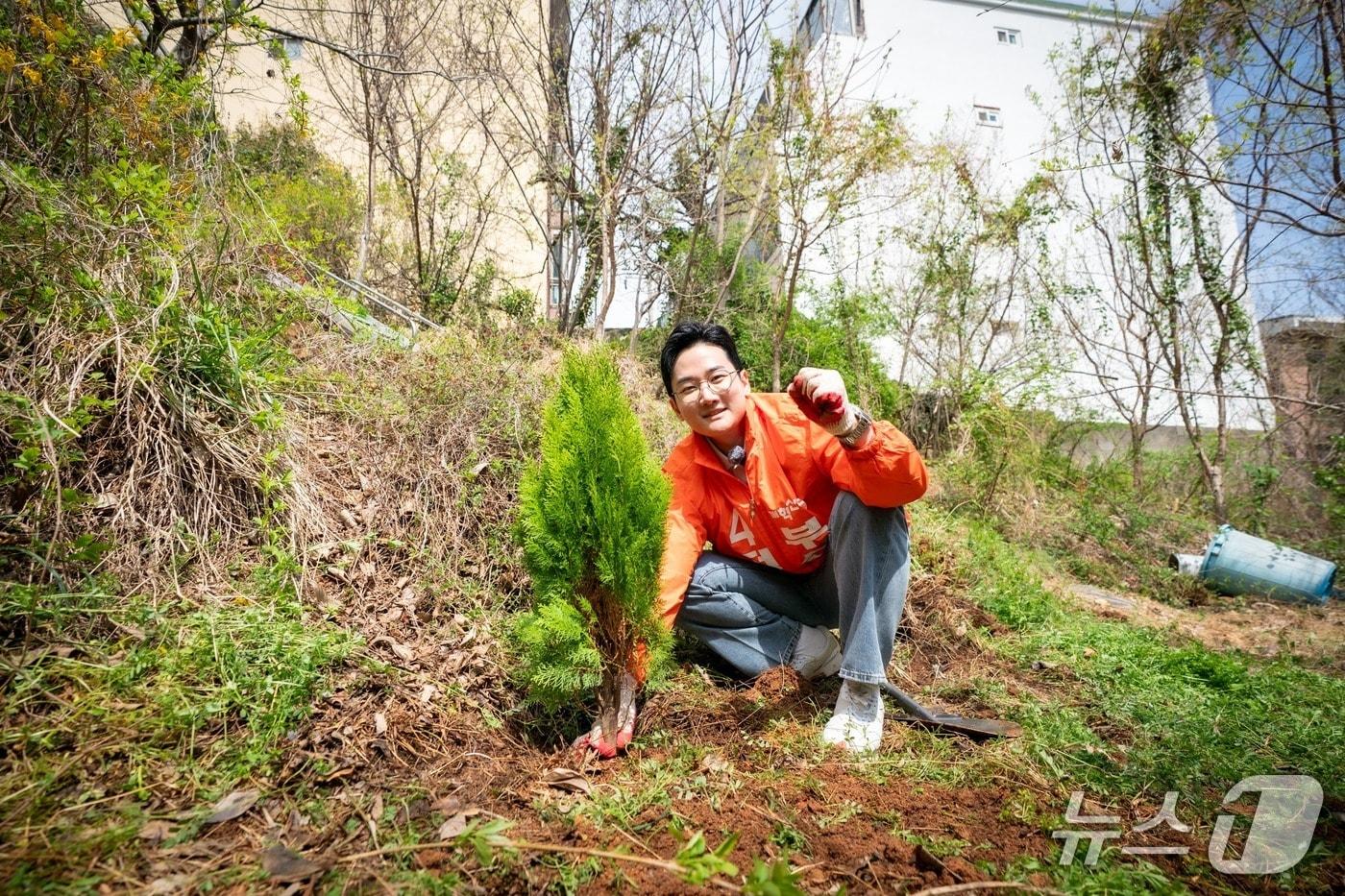 본문 이미지 - 정이한 개혁신당 부산시장 후보가 5일 식목일을 맞아 동래구 온천동 인근 밭에서 나무심기 행사를 열었다.(개혁신당 부산시당 제공. 재판매 및 DB금지)
