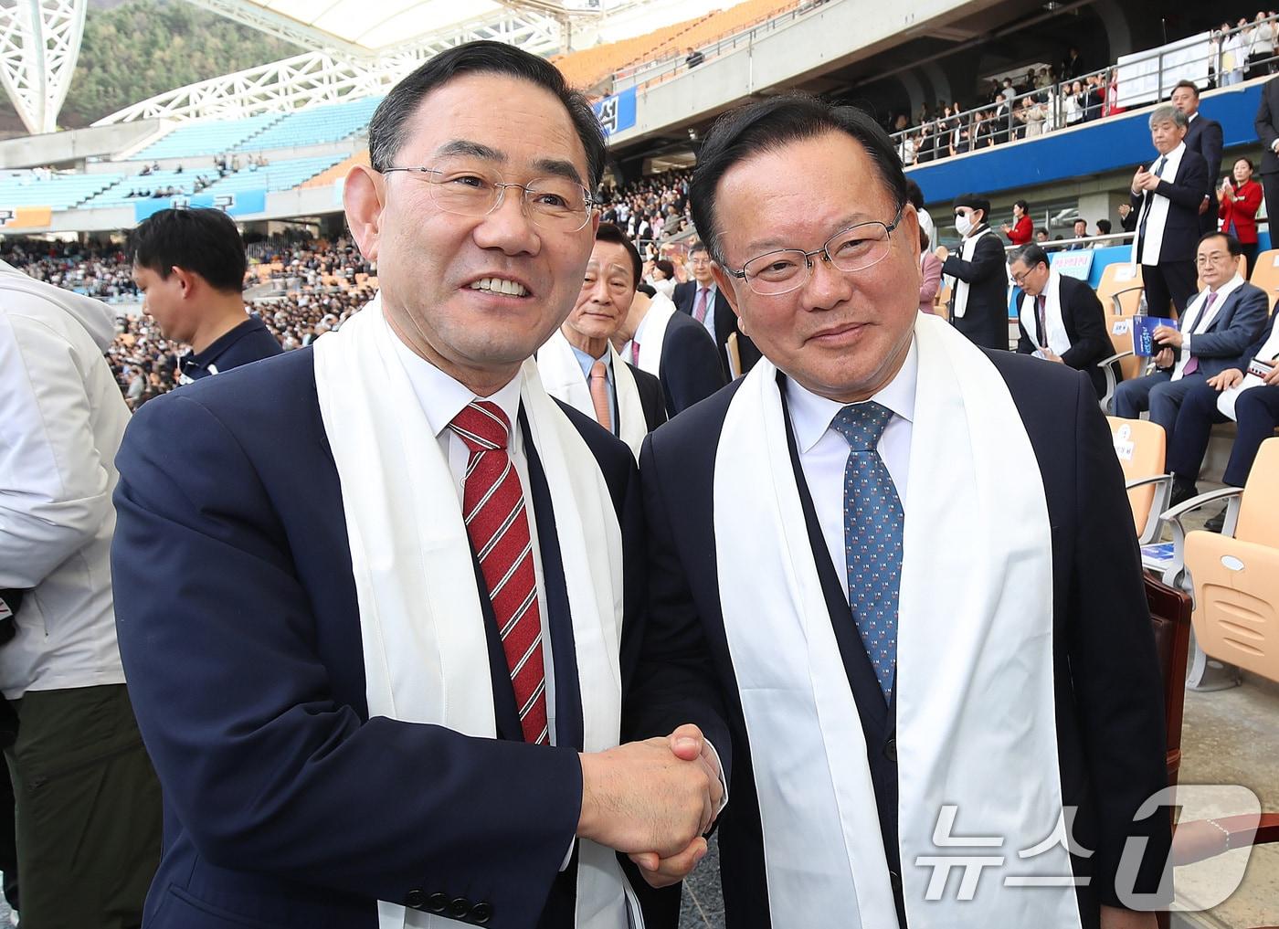 본문 이미지 - 6·3 지방선거에서 더불어민주당 후보로 대구시장에 출마하는 김부겸 전 총리와 국민의힘에서 공천 배제(컷오프)된 주호영 국회부의장이 5일 오후 대구 수성구 대구스타디움에서 열린 '2026 대구 기독교 부활절 연합예배'에서 만나 악수하고 있다. 2026.4.5 ⓒ 뉴스1 공정식 기자