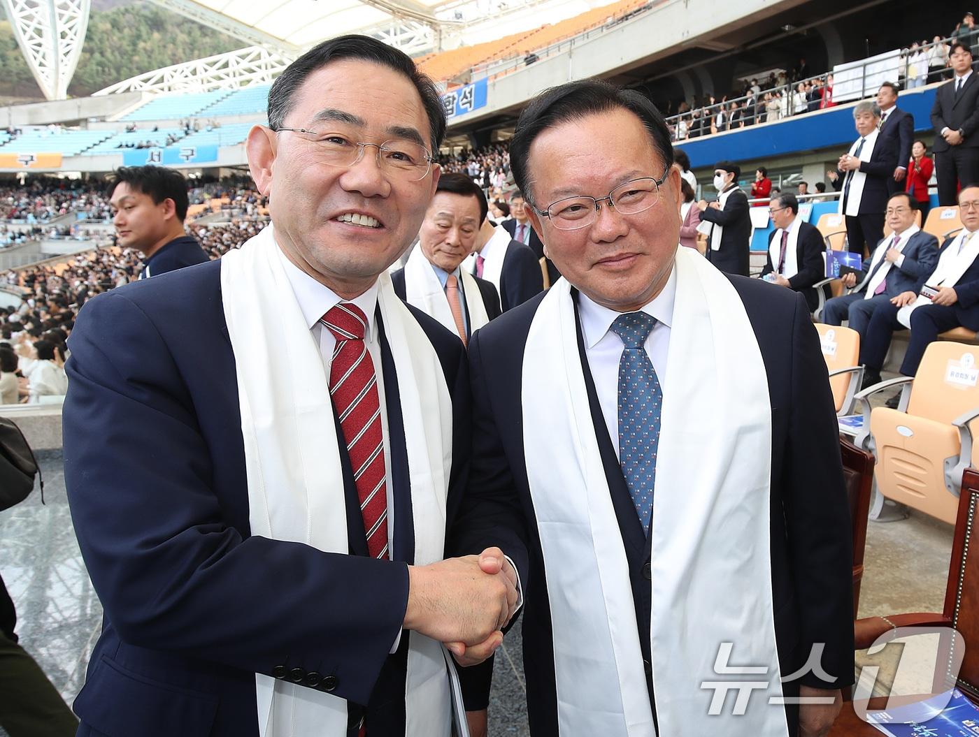 본문 이미지 - 6·3 지방선거에서 더불어민주당 후보로 대구시장에 출마하는 김부겸 전 총리와 국민의힘에서 공천 배제(컷오프)된 주호영 국회부의장이 지난 5일 오후 대구 수성구 대구스타디움에서 열린 '2026 대구 기독교 부활절 연합예배'에서 만나 악수하고 있다. 2026.4.5 ⓒ 뉴스1 공정식 기자