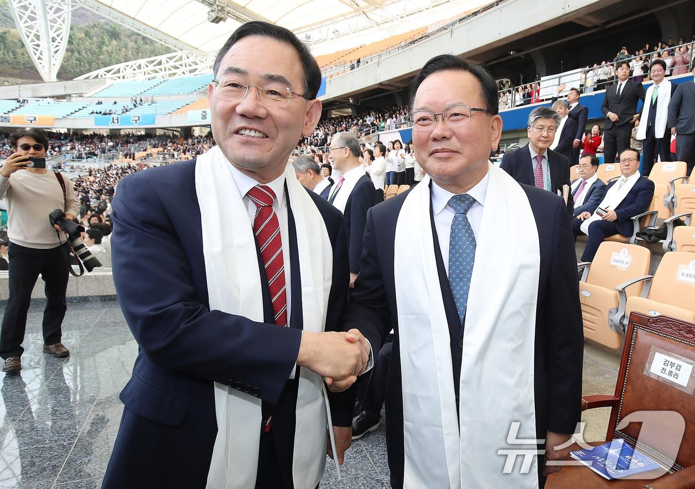 본문 이미지 - 6·3 지방선거에서 더불어민주당 후보로 대구시장에 출마하는 김부겸 전 총리와 국민의힘에서 공천 배제(컷오프)된 주호영 국회부의장이 5일 오후 대구 수성구 대구스타디움에서 열린 '2026 대구 기독교 부활절 연합예배'에서 만나 악수하고 있다. 2026.4.5 ⓒ 뉴스1 공정식 기자