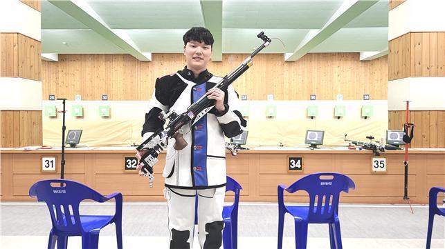 본문 이미지 - 신민기(창원시청)가 2026 아이치 나고야 아시안게임 국가대표 선발전에서 남자 10m 공기소총 한국신기록을 수립했다. (대한사격연맹 제공)