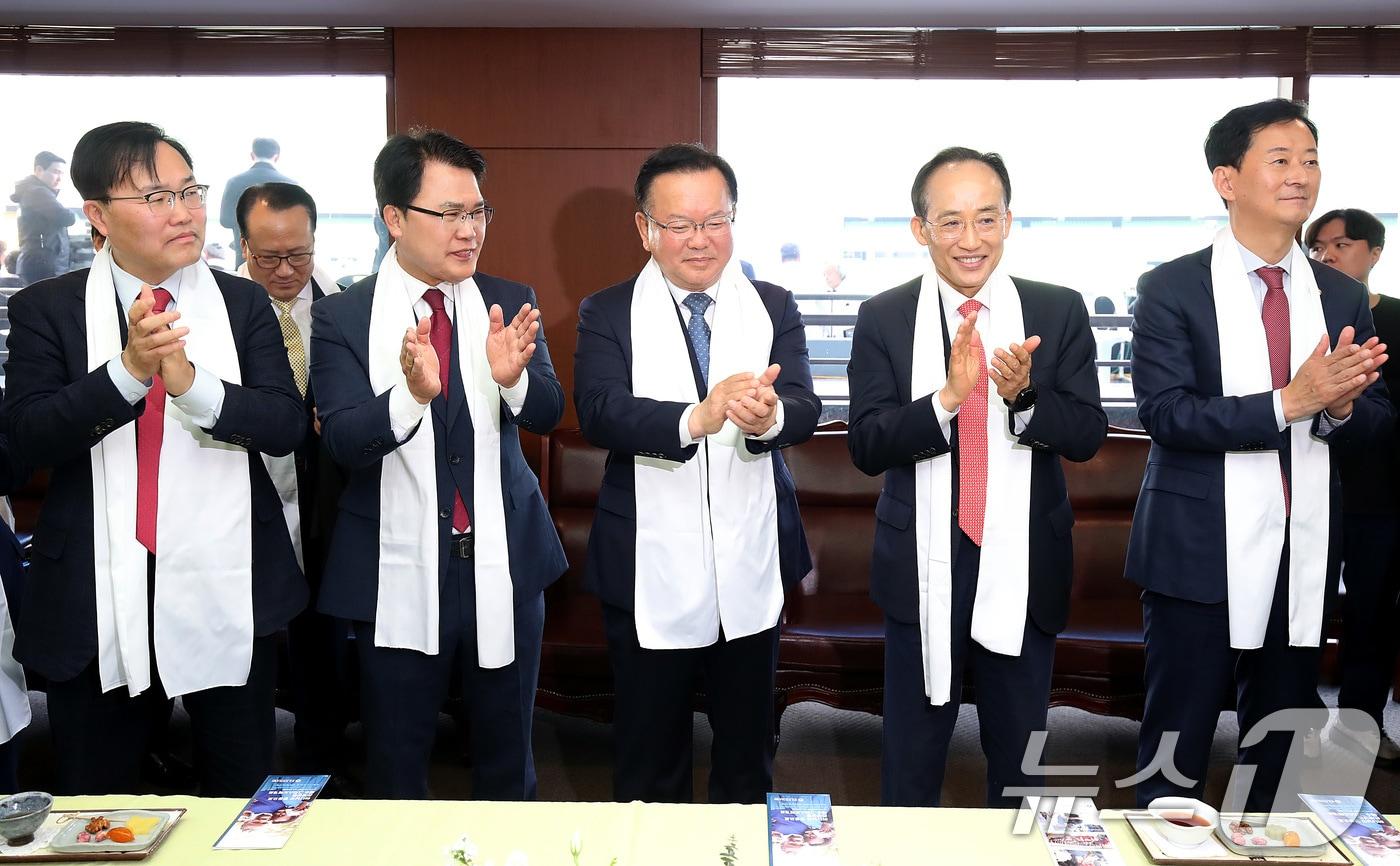 본문 이미지 - 지난 5일 오후 대구 수성구 대구스타디움에서 열린 '2026 대구 기독교 부활절 연합예배'에서 6·3 지방선거 더불어민주당 후보로 대구시장에 출마하는 김부겸 전 총리(가운데)와 홍석준·이재만·추경호·최은석 국민의힘 대구시장 예비후보가 손뼉을 치고 있다. (사진은 기사 내용과 무관함) 2026.4.5 ⓒ 뉴스1 공정식 기자