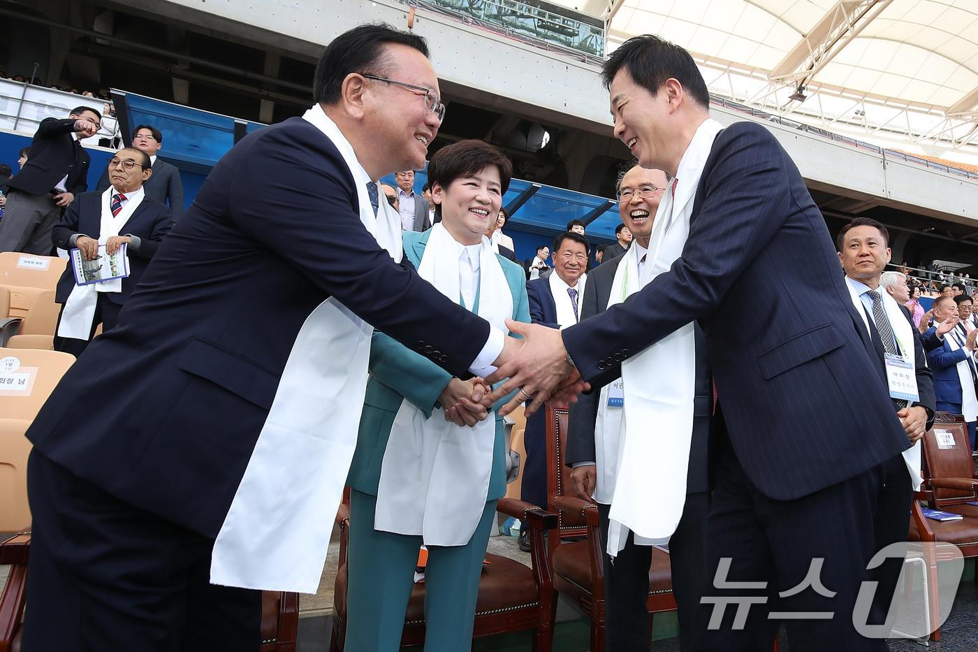 본문 이미지 - 6·3 지방선거에서 더불어민주당 후보로 대구시장에 출마하는 김부겸 전 국무총리(왼쪽)와 유영하 국민의힘 대구시장 예비후보가 5일 오후 대구 수성구 대구스타디움에서 열린 '2026 대구 기독교 부활절 연합예배'에서 만나 인사하고 있다. 2026.4.5 ⓒ 뉴스1 공정식 기자