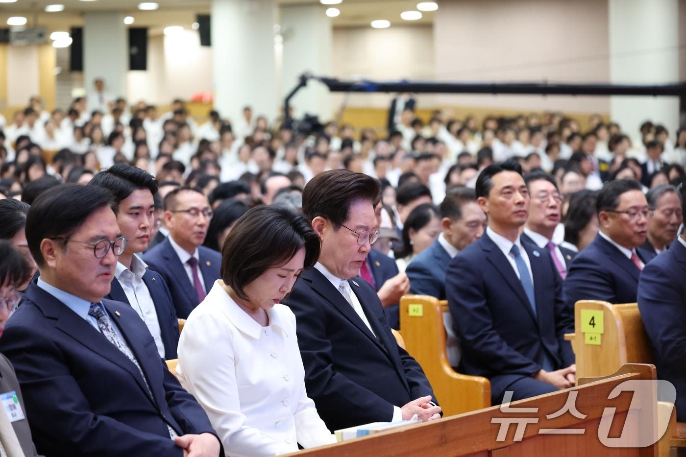 본문 이미지 - 이재명 대통령과 김혜경 여사가 5일 서울 여의도 순복음교회에서 열린 부활절 연합예배에 참석한 모습. ⓒ 뉴스1 허경 기자