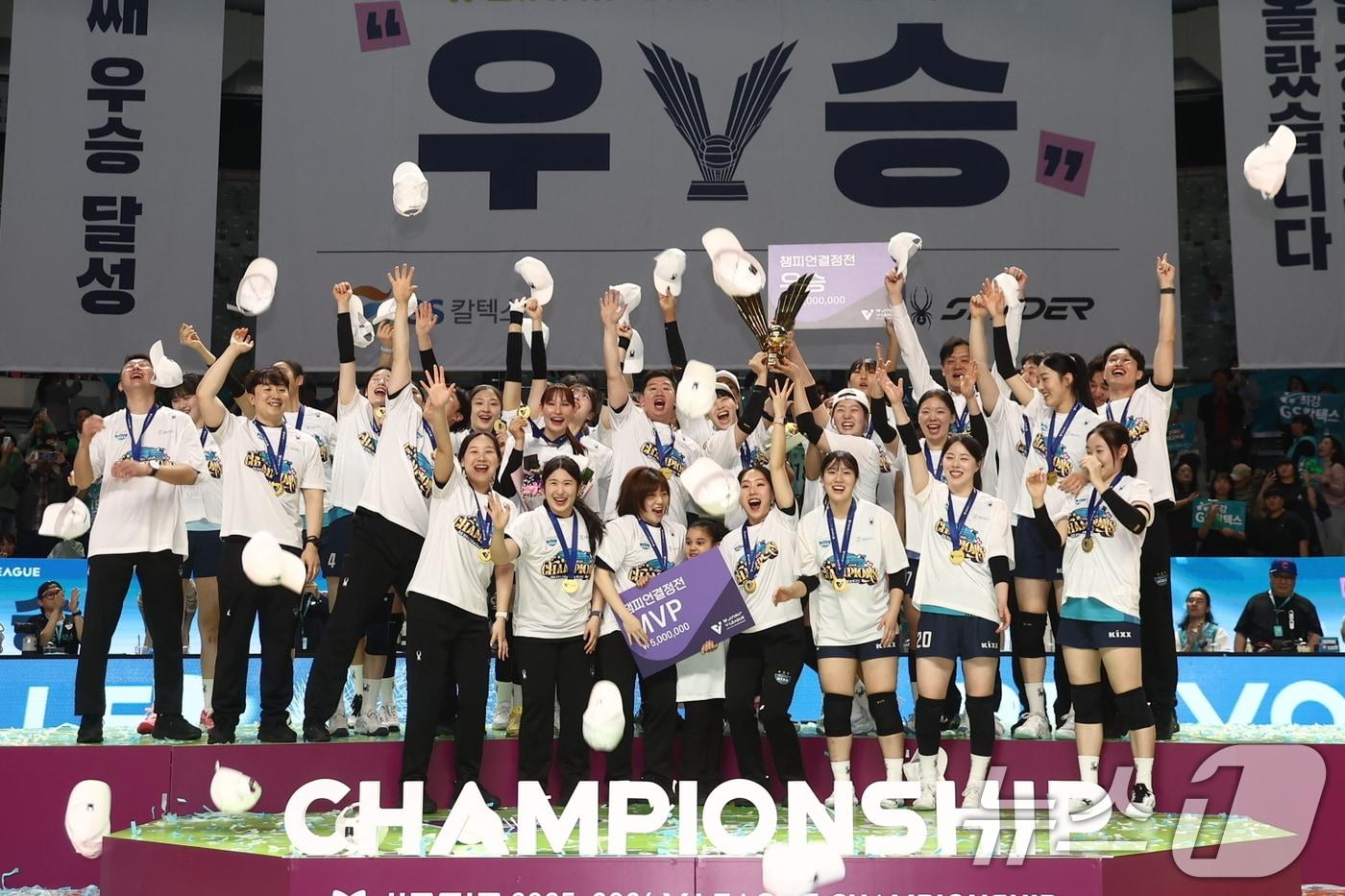 본문 이미지 - 5일 오후 서울 중구 장충체육관에서 열린 2025-2026 진에어 V리그 여자부 챔피언결정전 3차전 GS칼텍스와 한국도로공사의 경기에서 세트스코어 3대1 승리 후 우승을 차지한 GS칼텍스 선수들이 기뻐하고 있다. 이날 GS칼텍스는 2020-2021시즌 이후 5년 만에 정상을 탈환했다. 2026.4.5 ⓒ 뉴스1 김민지 기자