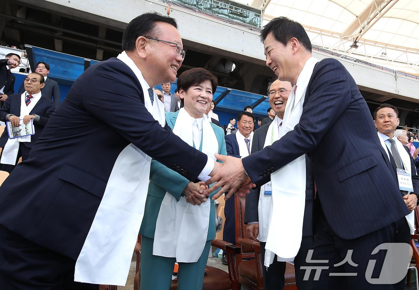 본문 이미지 - 6·3 지방선거 더불어민주당 후보로 대구시장에 출마한 김부겸 전 국무총리(왼쪽)가 지난 4월 5일  대구스타디움에서 열린 부활절 예배 때 박근혜 전 대통령 최측근인 국민의힘  유영하 의원과 악수하는 모습.  2026.4.5 ⓒ 뉴스1 공정식 기자