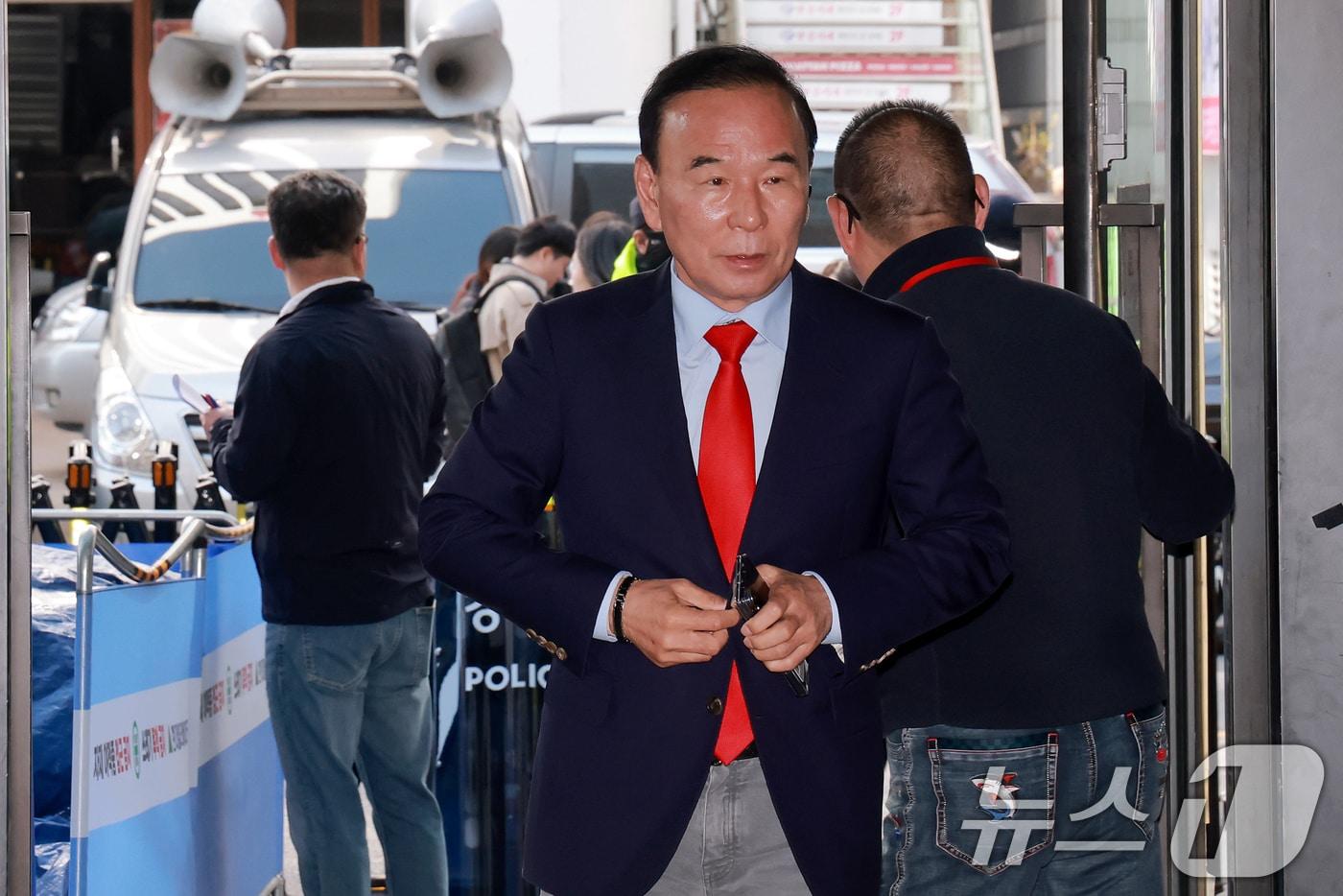 본문 이미지 - 박덕흠 국민의힘 공천관리위원장이 5일 서울 여의도 중앙당사에서 열린 공천관리위원회 회의에 참석하고 있다. (공동취재) 2026.4.5 ⓒ 뉴스1 유승관 기자