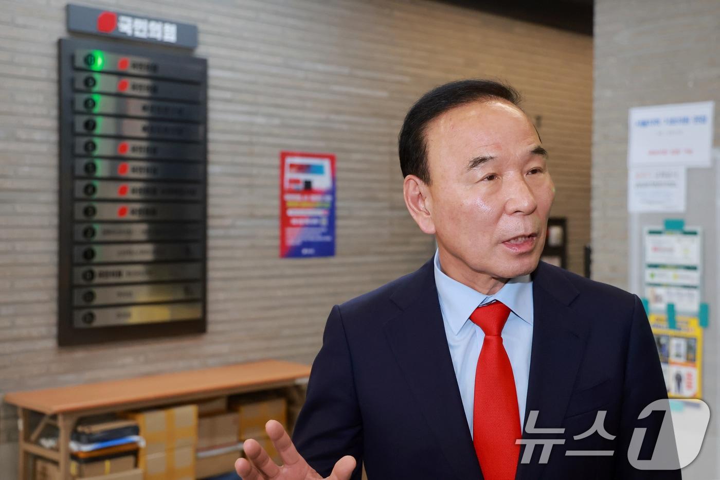 본문 이미지 - 박덕흠 국민의힘 공천관리위원장이 5일 서울 여의도 중앙당사에서 열린 비공개 공천관리위원회의에 참석하며 취재진과 대화하고 있다. (공동취재) 2026.4.5 ⓒ 뉴스1 유승관 기자