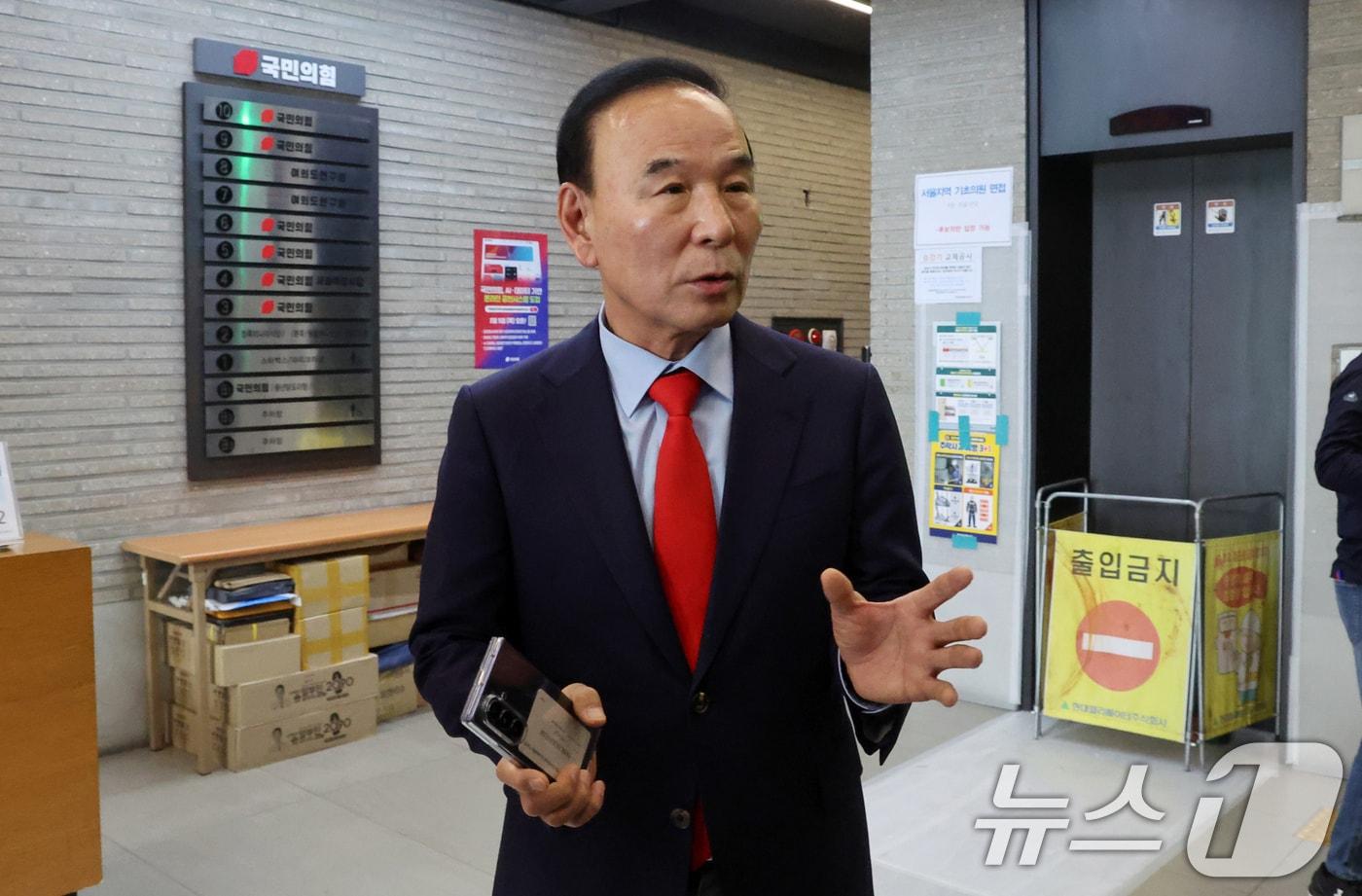 본문 이미지 - 박덕흠 국민의힘 공천관리위원장이 5일 서울 여의도 중앙당사에서 열린 비공개 공천관리위원회의에 참석하며 취재진과 대화하고 있다. (공동취재) 2026.4.5 ⓒ 뉴스1 유승관 기자