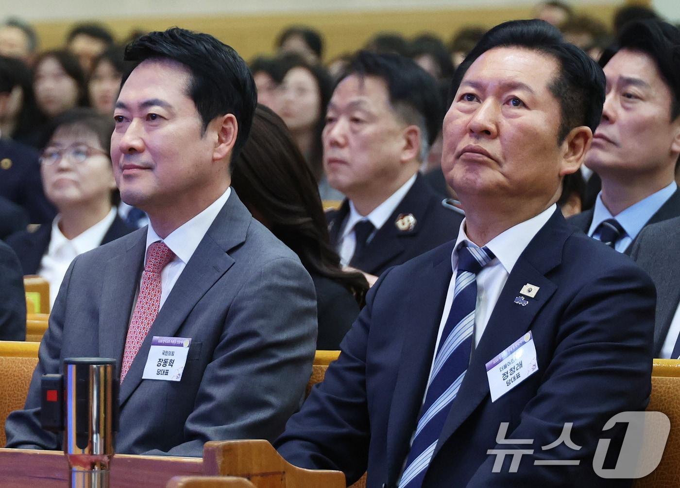 본문 이미지 - 정청래 더불어민주당 대표와 장동혁 국민의힘 대표가 5일 서울 여의도 순복음교회에서 열린 2026 한국교회 부활절 연합예배에서 나란히 예배를 드리고 있다. 2026.4.5 ⓒ 뉴스1 허경 기자