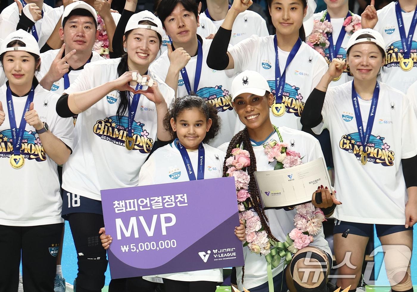 본문 이미지 - 5일 오후 서울 중구 장충체육관에서 열린 2025-2026 진에어 V리그 여자부 챔피언결정전 3차전 GS칼텍스와 한국도로공사의 경기에서 세트스코어 3대1 승리 후 우승을 차지한 GS칼텍스 선수들과 MVP로 선정된 지젤 실바가 기뻐하고 있다. 이날 GS칼텍스는 2020-2021시즌 이후 5년 만에 정상을 탈환했다. 2026.4.5 ⓒ 뉴스1 김민지 기자