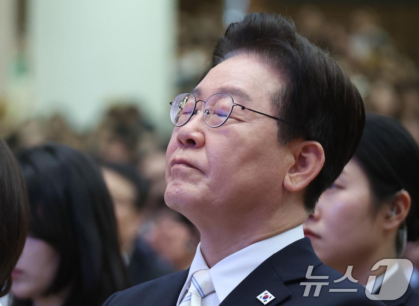 본문 이미지 - 이재명 대통령이 5일 서울 여의도 순복음교회에서 열린 2026 한국교회 부활절 연합예배에서 설교를 경청하고 있다. 2026.4.5 ⓒ 뉴스1 허경 기자