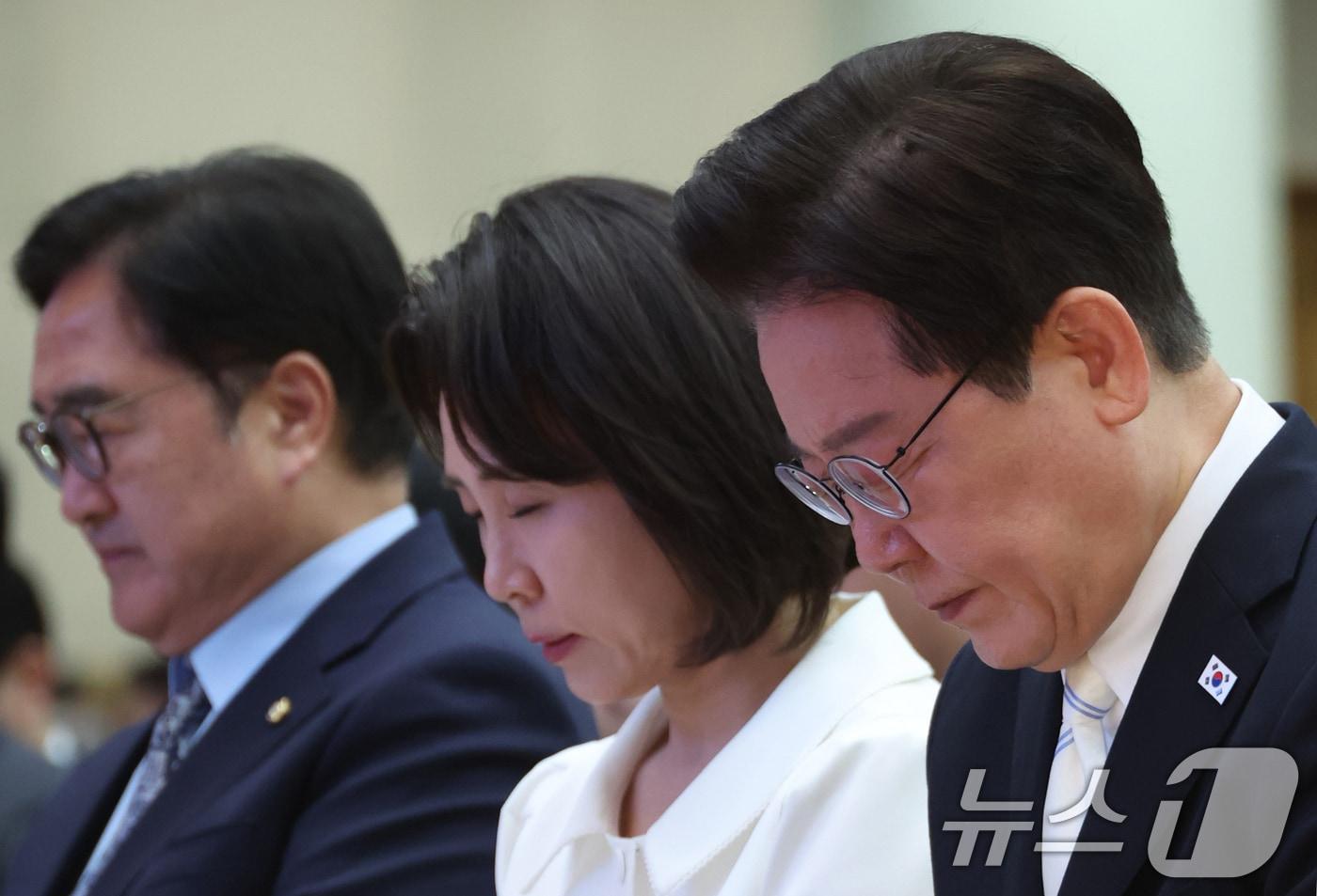 본문 이미지 - 이재명 대통령과 김혜경 여사, 우원식 국회의장이 5일 서울 여의도 순복음교회에서 열린 2026 한국교회 부활절 연합예배에서 기도하고 있다. 2026.4.5 ⓒ 뉴스1 허경 기자