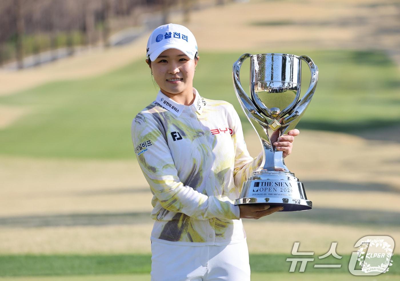 본문 이미지 - 고지원이 5일 경기 여주 더시에나 벨루토 컨트리클럽에서 열린 KLPGA 더 시에나 오픈 2026에서 우승피를 들고 있다. (KLPGA 제공. 재판매 및 DB 금지) 2026.4.5 ⓒ 뉴스1