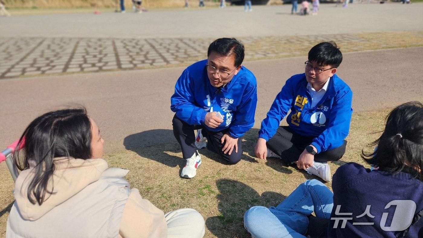 본문 이미지 - 김석구(왼쪽) 광주시장 예비후보가 5일 경안동 청석공원에서 나들이 나온 시민들의 이야기를 듣고 있다.(예비후보 제공)