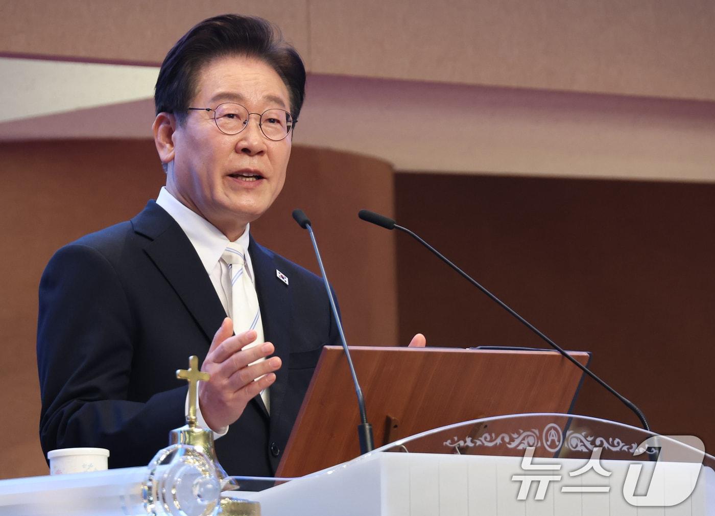 본문 이미지 - 이재명 대통령이 5일 서울 여의도 순복음교회에서 열린 2026 한국교회 부활절 연합예배에서 축사를 하고 있다. 2026.4.5 ⓒ 뉴스1 허경 기자