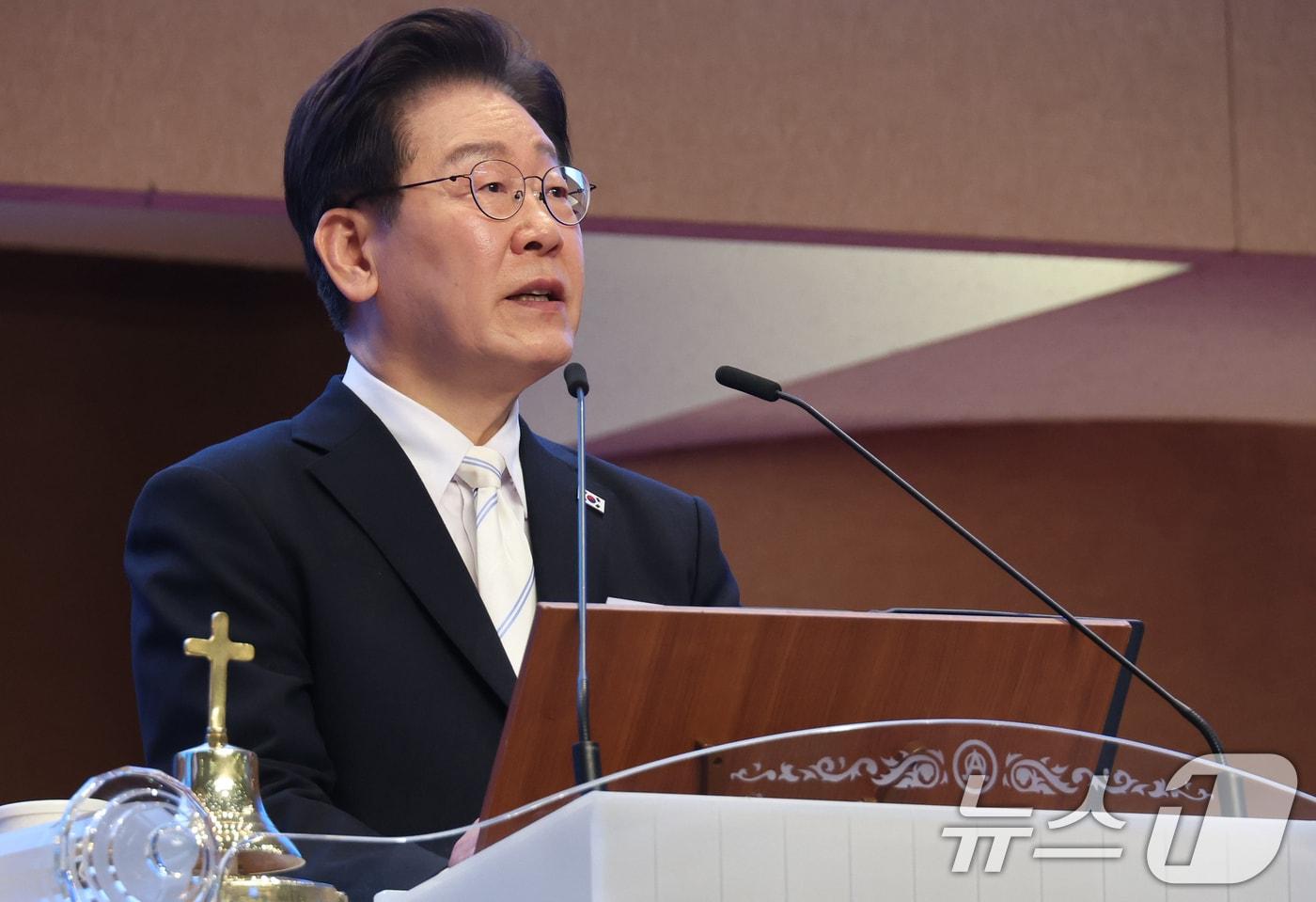 본문 이미지 - 이재명 대통령이 5일 서울 여의도 순복음교회에서 열린 2026 한국교회 부활절 연합예배에서 축사를 하고 있다. 2026.4.5 ⓒ 뉴스1 허경 기자