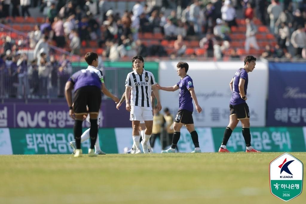 본문 이미지 - FC서울과 FC안양 선수들이 5일 안양종합운동장에서 열린 맞대결에서 비긴 뒤 아쉬워하고 있다. (한국프로축구연맹 제공)