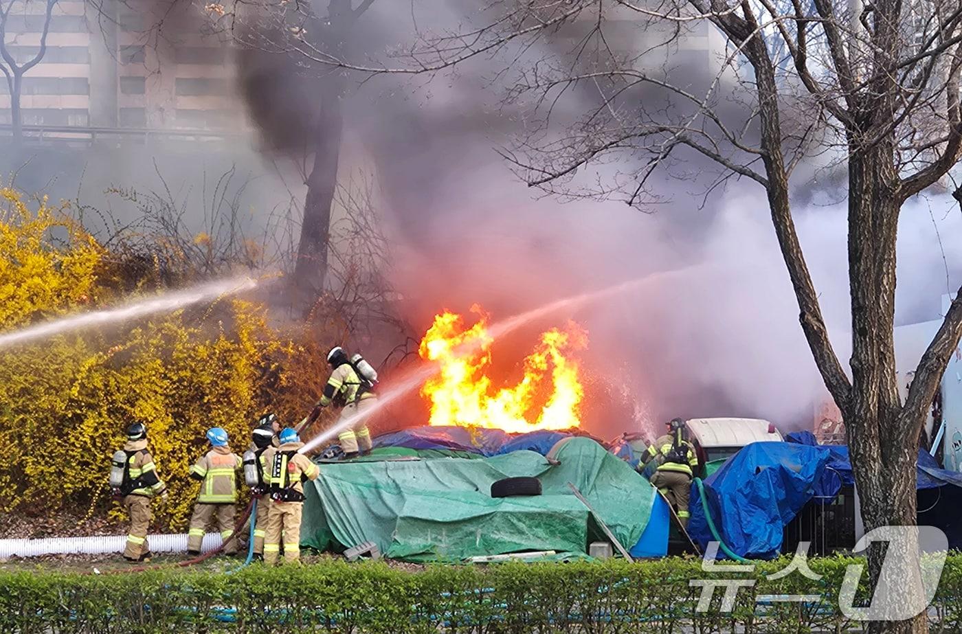본문 이미지 - 6일 오후 서울 송파구 잠실한강공원 잠실안내센터 인근에서 화재가 발생해 소방당국이 진화 작업을 벌이고 있다. 2026.4.5 ⓒ 뉴스1 김지현 기자