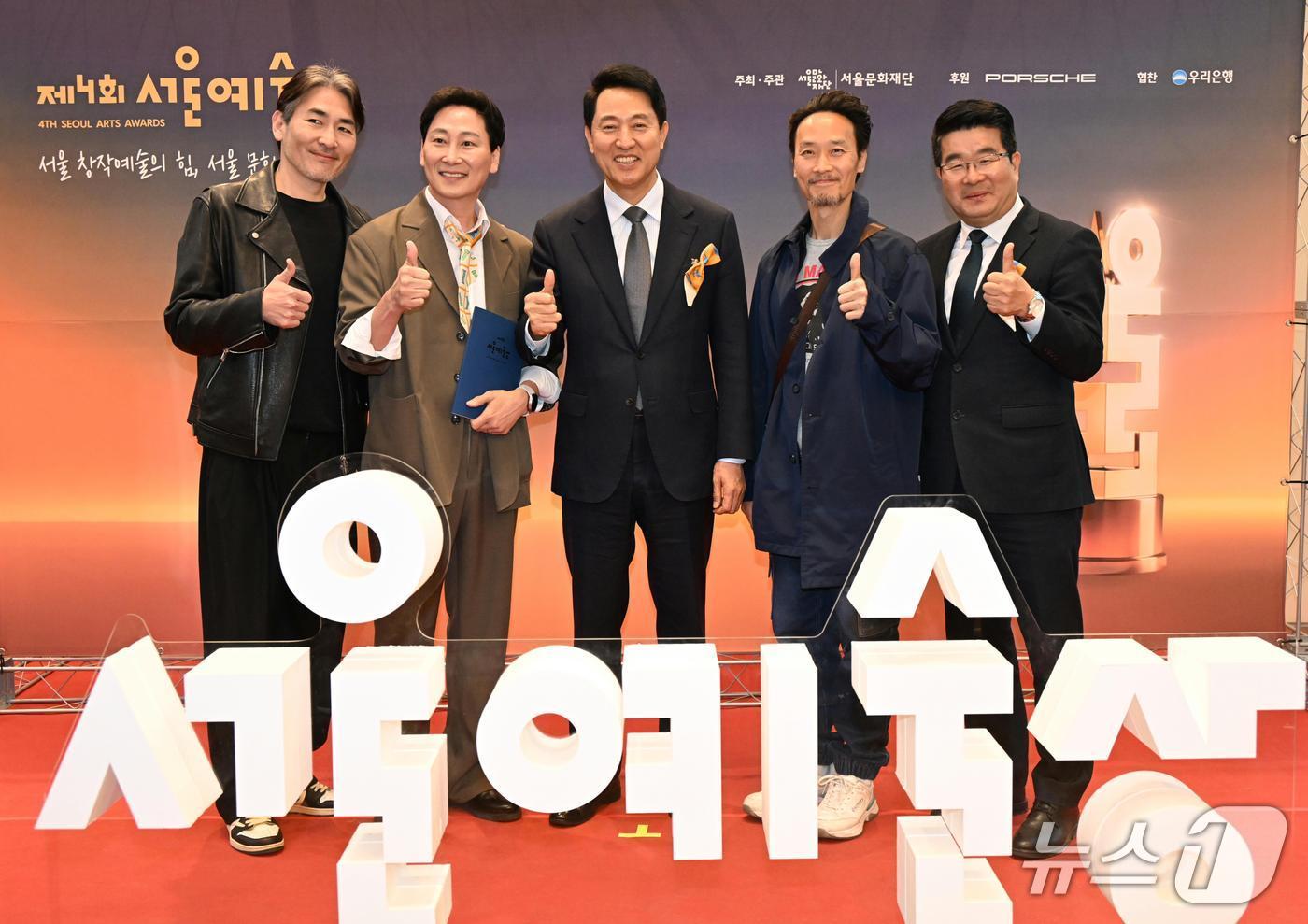 본문 이미지 - 오세훈 서울시장이 5일 '제4회 서울예술상'에서 참석자들과 기념 촬영하고 있다.(서울시 제공)