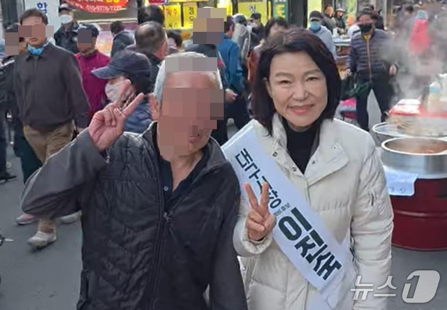 본문 이미지 - 무소속 출마 결심을 한 이진숙 전 방송통신위원장이 지난 5일 대구 달성공원 부근 새벽시장을 돌며 지지를 호소했다. (SNS 갈무리) ⓒ 뉴스1 