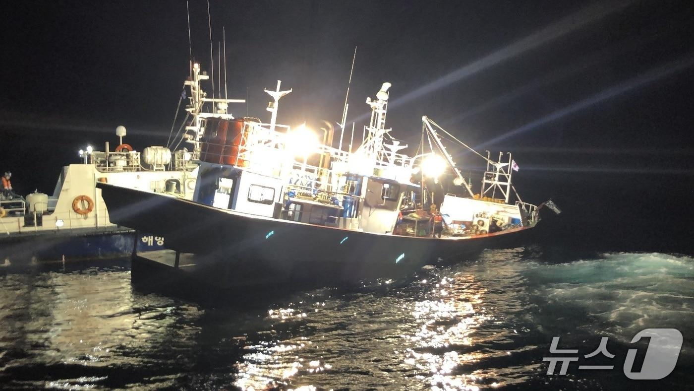 본문 이미지 - 지난 5일 오후 11시 5분쯤 강원 강릉시 주문진 동방 15㎞ 해상에서 침수가 발생한 A 호(9.77톤·승선원 8명) 모습. (강릉해양경찰서 제공. 재판매 및 DB금지)/뉴스1