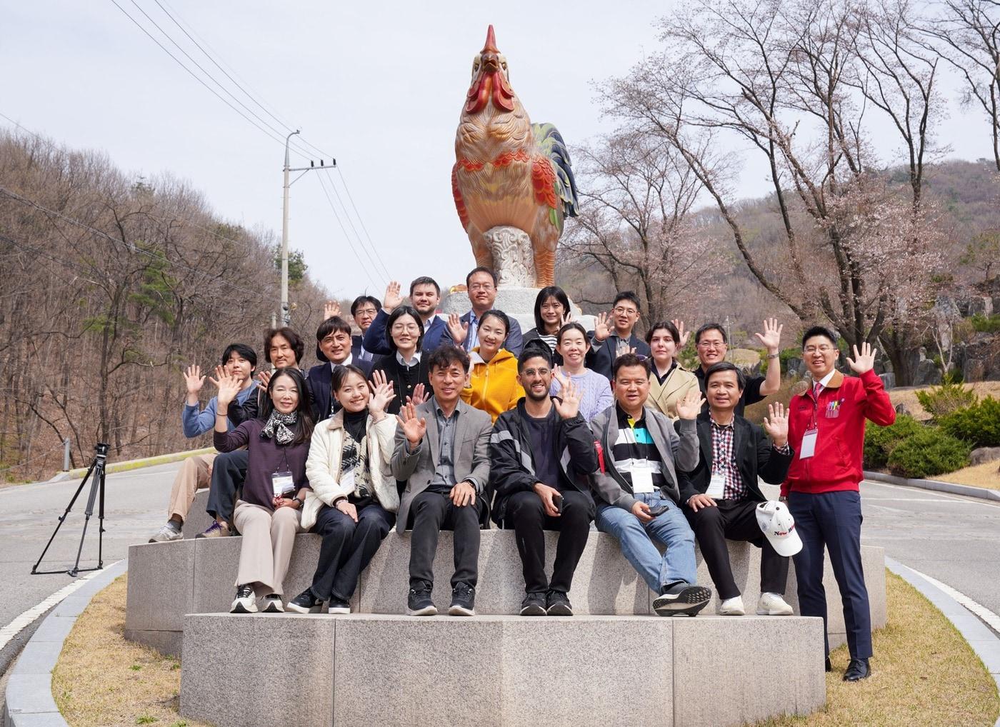 본문 이미지 - 제너시스BBQ 그룹은 지난 3일 치킨대학에서 국내에 파견된 외신 기자들을 대상으로 '글로벌 치킨캠프'를 진행했다.(BBQ 제공)