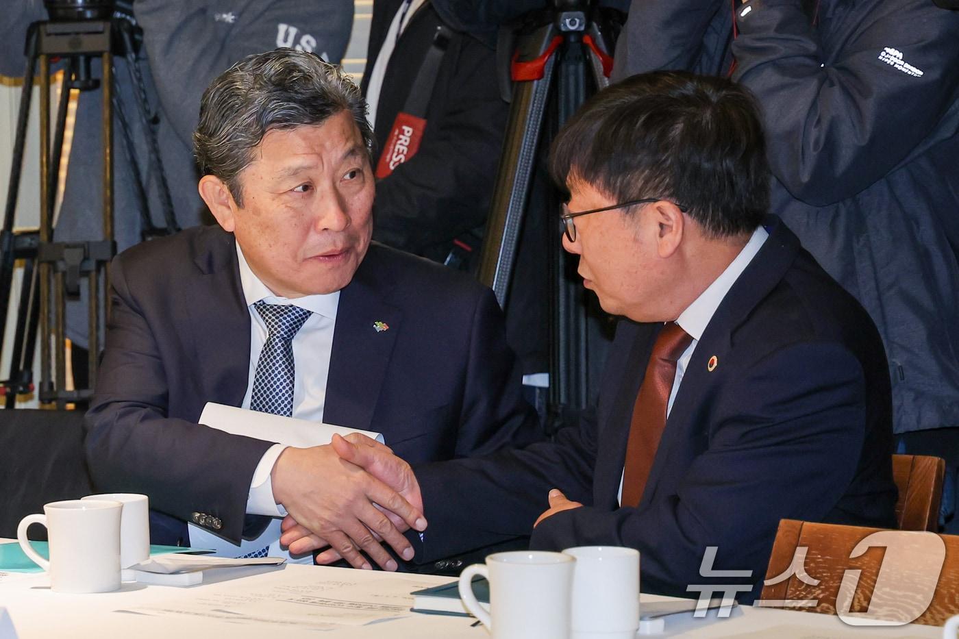 본문 이미지 - 이성규 대한병원협회장(왼쪽)과 박명하 대한의사협회 상근부회장이 6일 오전 서울 중구 컨퍼런스하우스 달개비에서 보건복지부 주최로 열린 중동전쟁 대응 제2차 보건의약단체 회의에 참석해 인사하고 있다. 2026.4.6 ⓒ 뉴스1 안은나 기자