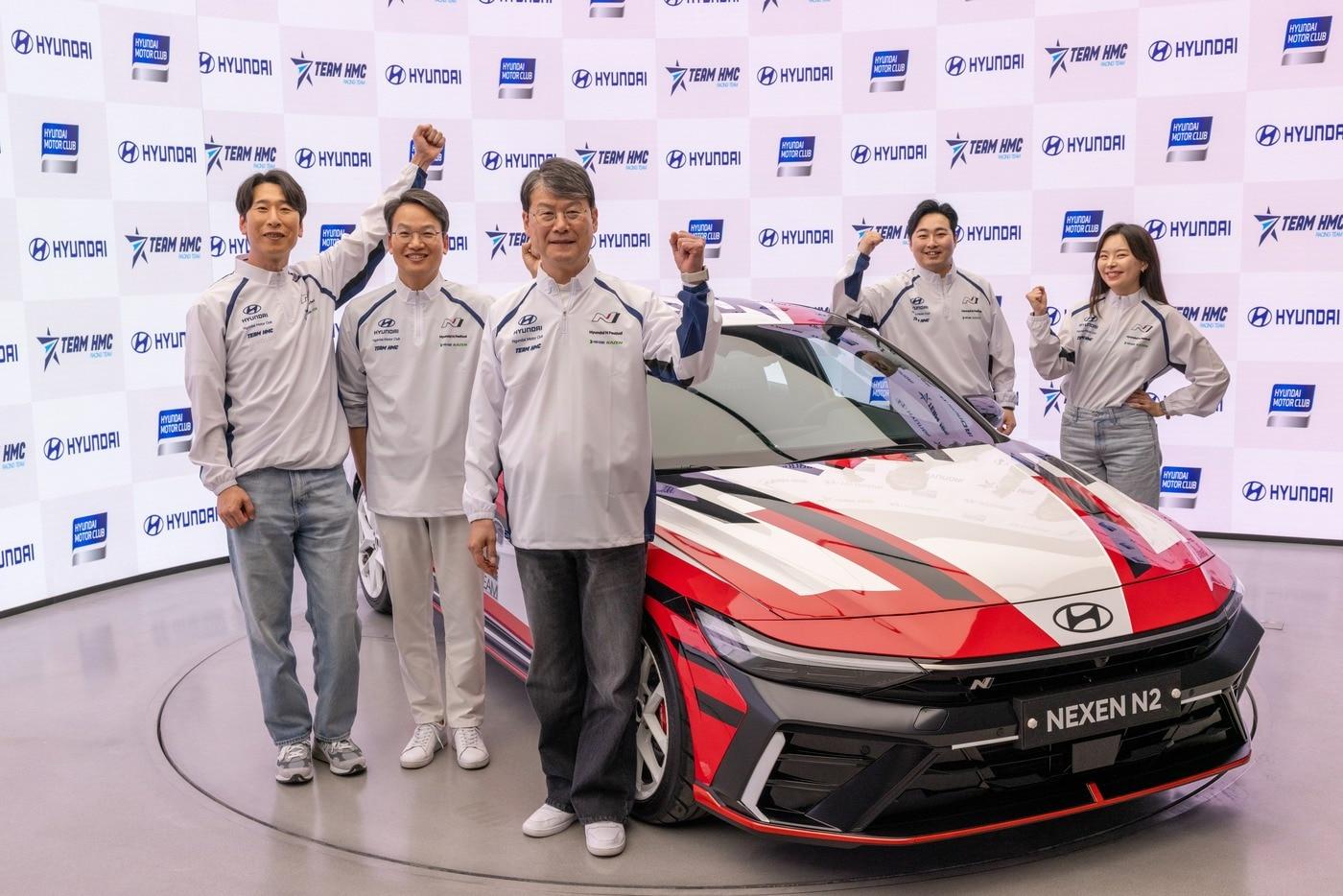 본문 이미지 - 현대자동차는 지난 3일 '현대차-TEAM HMC 후원 협약식'을 진행했다고 6일(월) 밝혔다. 방송인 양상국, 현대차 국내마케팅실장 이철민 상무, 현대차 윤효준 국내사업본부장, TEAM HMC 레이싱팀 김주현 단장, 유튜버 홍시카가 기념 촬영을 하고 있는 모습, (현대자동차 제공)