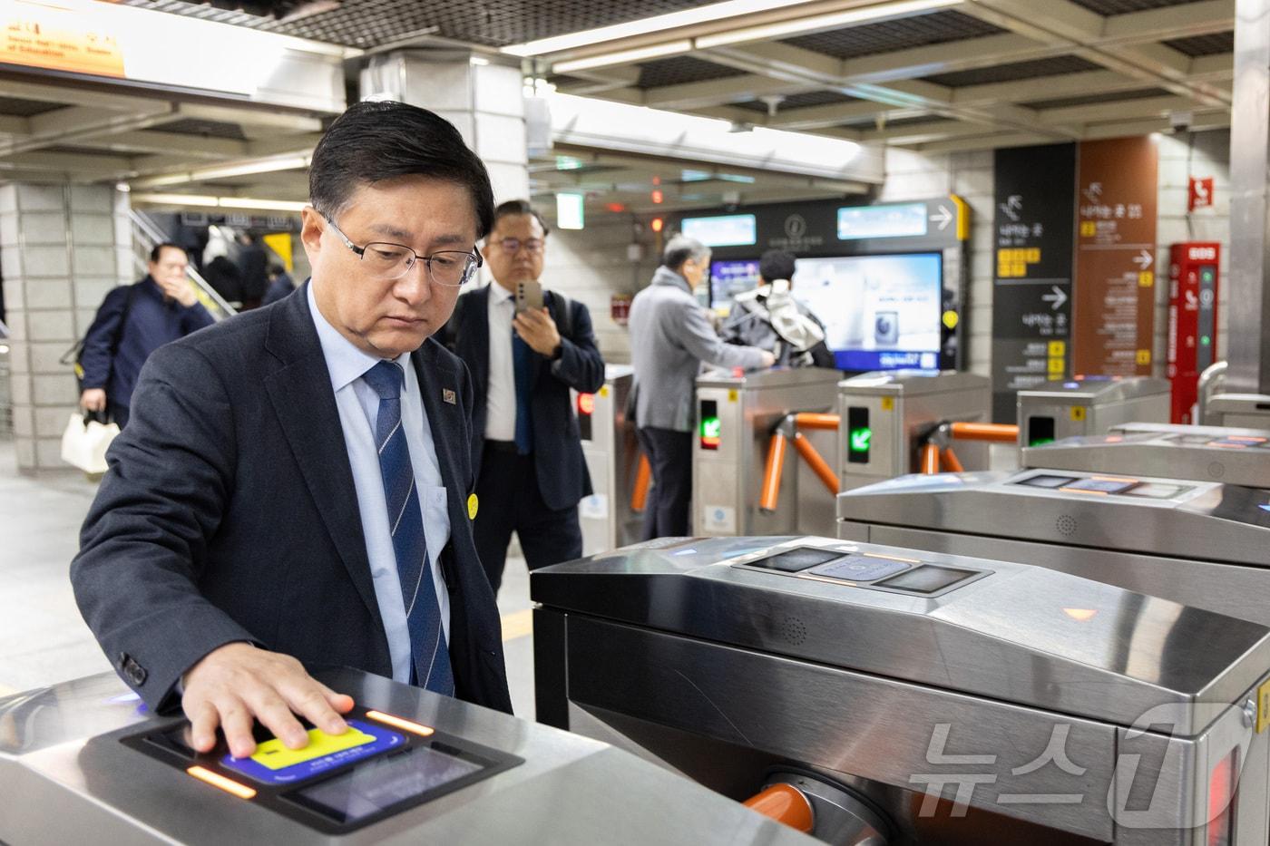 본문 이미지 - 김성환 기후에너지환경부 장관이 6일 오전 자택에서 정부서울청사까지 지하철을 이용한 출근으로 에너지절약 국민행동에 동참하고 있다. (기후에너지환경부 제공. 재판매 및 DB 금지) 2026.4.6 ⓒ 뉴스1