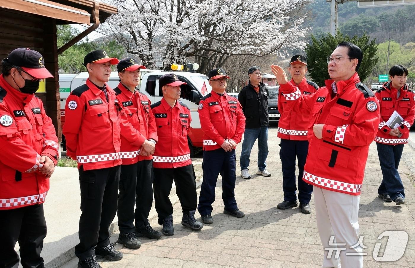 본문 이미지 - 송인헌 충북 괴산군수가 지난 5일 산불대응센터를 찾아 근무자들을 격려하고 있다.(괴산군 제공. 재판매 및 DB금지)
