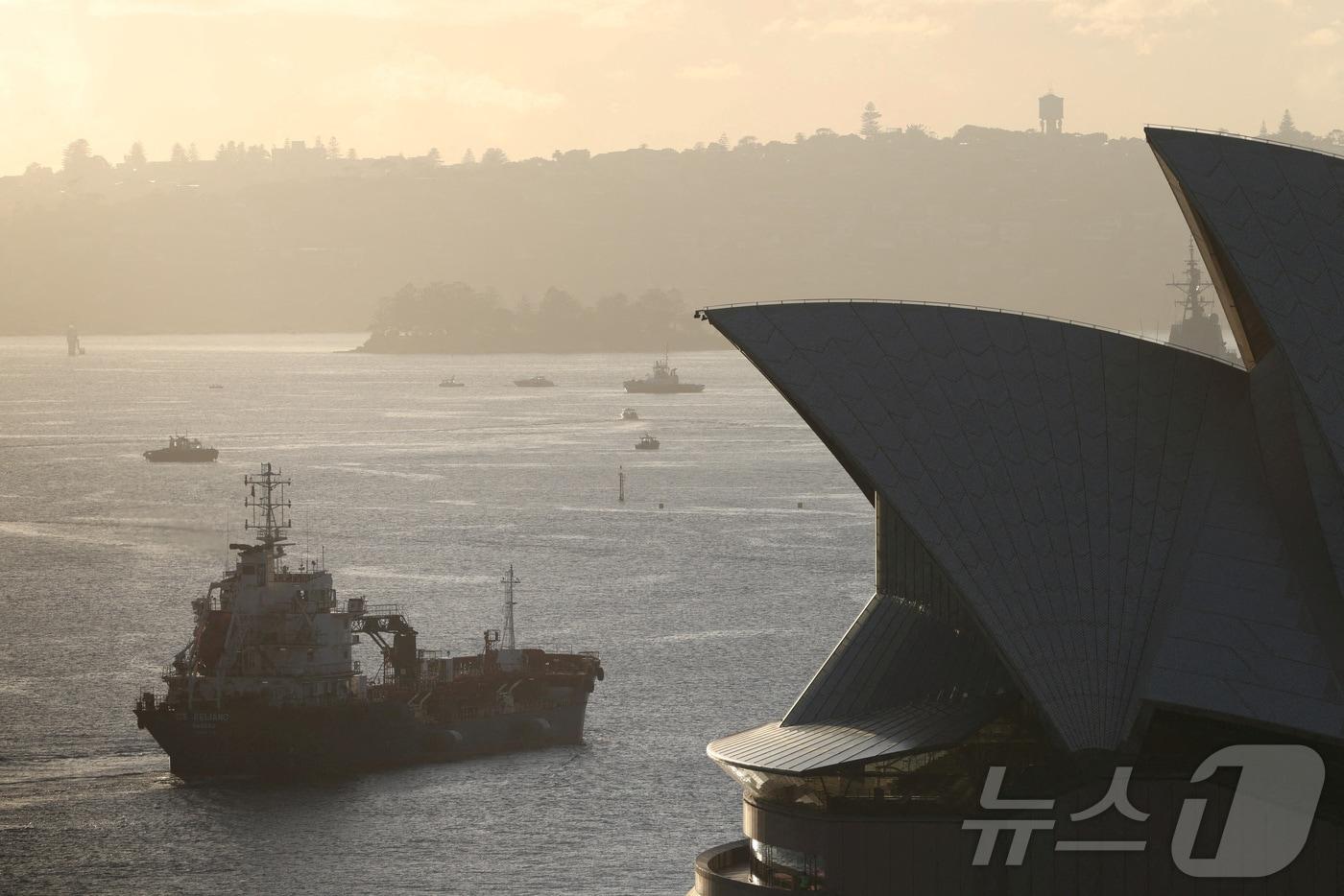 본문 이미지 - 3월 21일 석유 제품을 운반하는 유조선이 시드이 오페라하우스를 지나고 있다. 2026.3.28. ⓒ 뉴스1 ⓒ 로이터=뉴스1