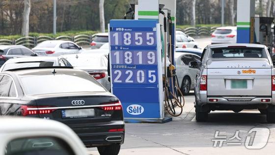 본문 이미지 - 한 주유소가 기름을 넣으려는 차량으로 북적거리고 있다./뉴스1 김도우 기자