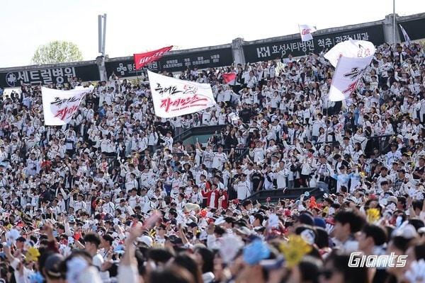 본문 이미지 - 부산 사직구장을 가득 메운 롯데 자이언츠 팬들. (롯데 제공)