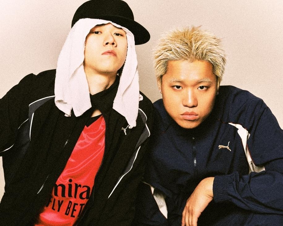 본문 이미지 - 푸마 헤리티지 풋볼 컬렉션 화보. 오카시 크루의 라프산두(왼쪽)과 제프리화이트(푸마 제공)