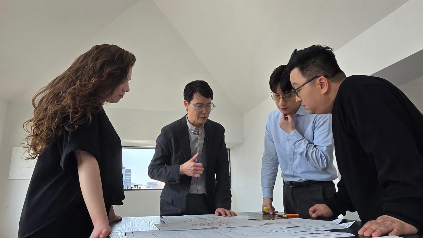 본문 이미지 - 지난달 25일 서울의 한 스튜디오에서 앤드류 르엉(ANDREW LUONG) 에이럽(ARUP) 한국·타이완 그룹장(왼쪽 두 번째)이 DL이앤씨 직원 등과 압구정5구역 초고층 구조시스템에 대한 회의를 진행하고 있다.(DL이앤씨 제공)