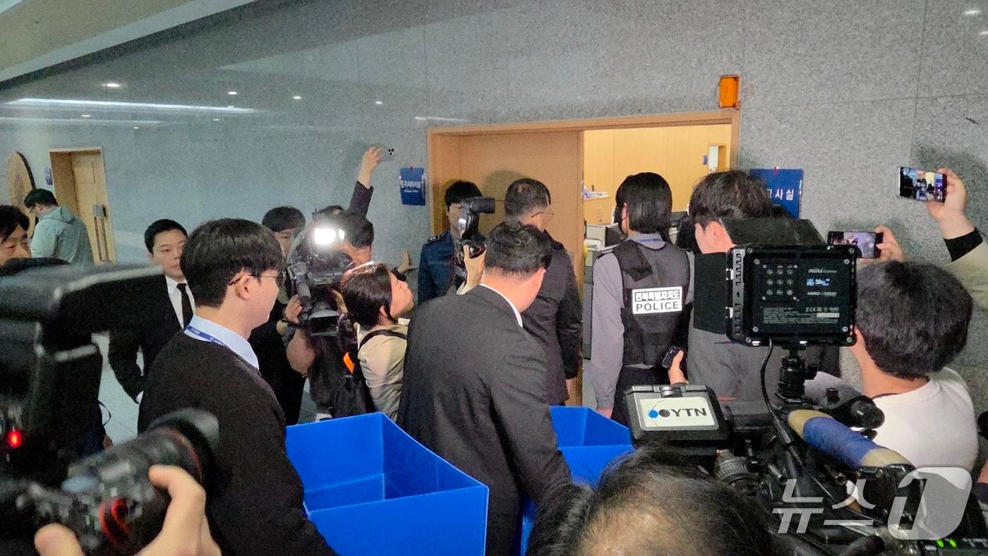 본문 이미지 - 6일 오전 전북경찰청 반부패경제범죄수사대 수사관들이 압수수색을 위해 들어가고 있다.2026.4.6/뉴스1 문채연 기자