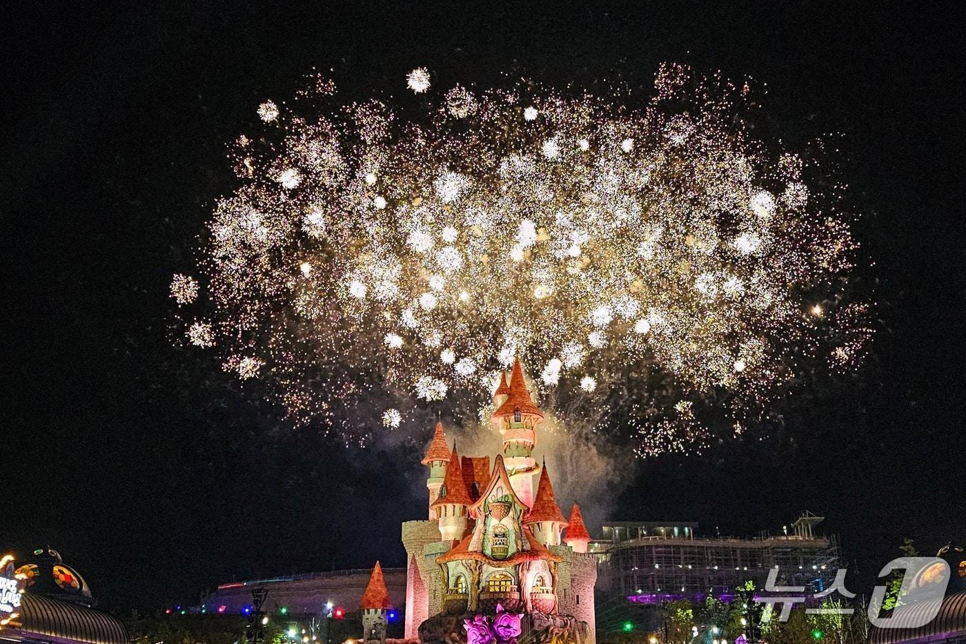 본문 이미지 - 롯데월드 부산 멀티미디어 맵핑쇼와 결합한 불꽃놀이. (롯데월드 어드벤처 부산 제공. 재판매 및 DB 금지)