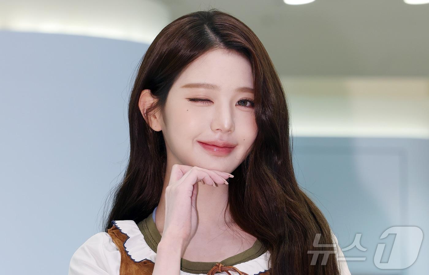 본문 이미지 - 아이브 장원영이 6일 오전 서울 영등포구 여의도 더현대 서울에서 열린 미우미우 뷰티 팝업스토어 오픈 행사에 참석해 포즈를 취하고 있다. 2026.4.6 ⓒ 뉴스1 김진환 기자