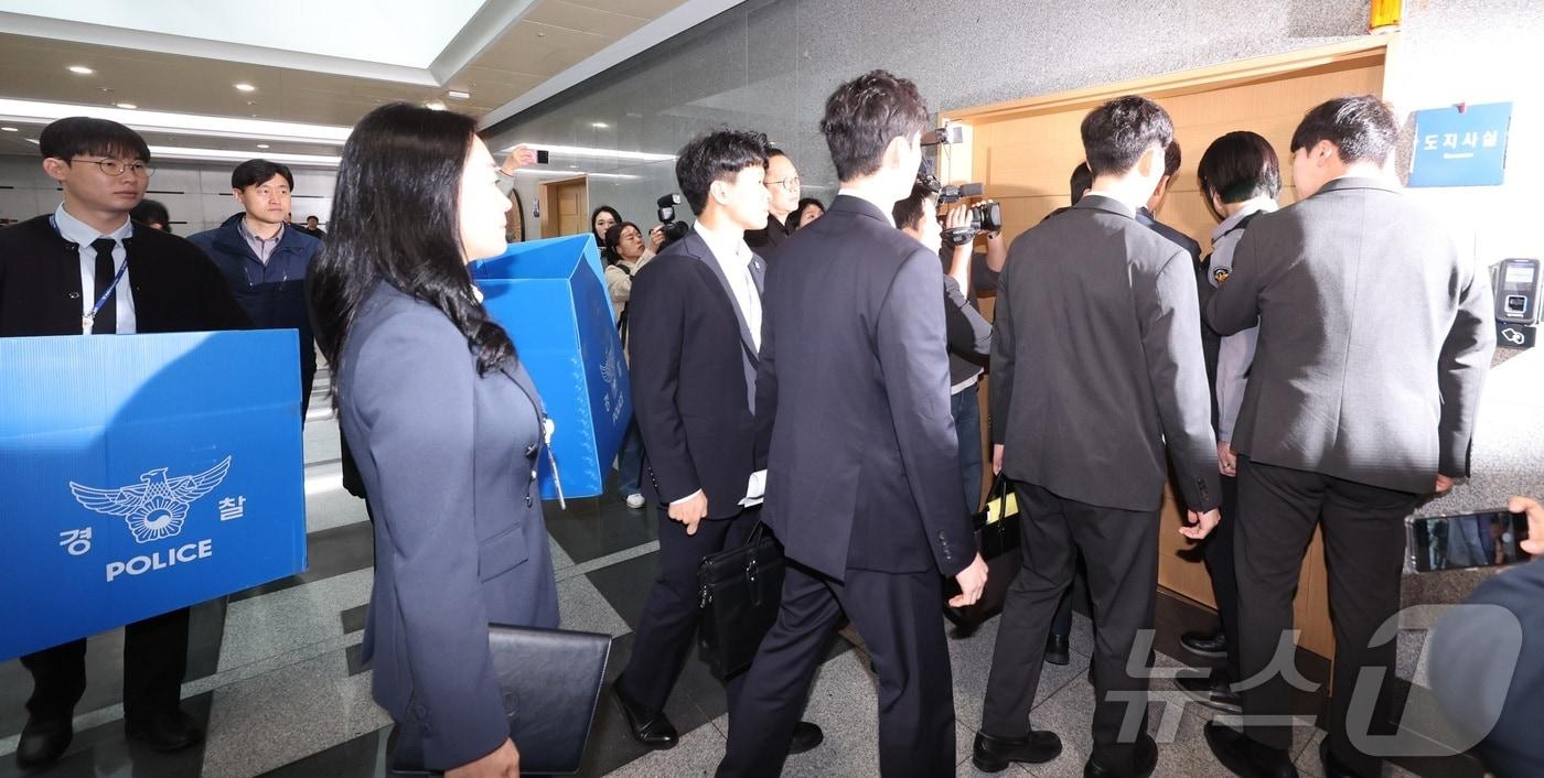 본문 이미지 - 전북경찰청 반부패경제범죄수사대 수사관들이 6일 전북 전주시 전북도청에서 현금 살포 의혹 압수수색을 위해 도지사실로 들어서고 있다. 2026.4.6 ⓒ 뉴스1 유경석 기자