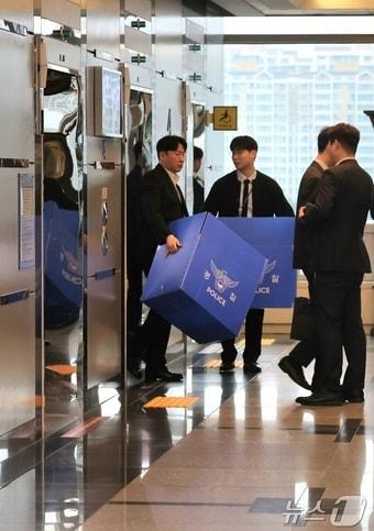 본문 이미지 - 전북경찰청 반부패경제범죄수사대 수사관들이 6일 전북 전주시 전북도청에서 현금 살포 의혹 압수수색을 위해 김관영 도지사실로 들어서고 있다. 2026.4.6 ⓒ 뉴스1 유경석 기자