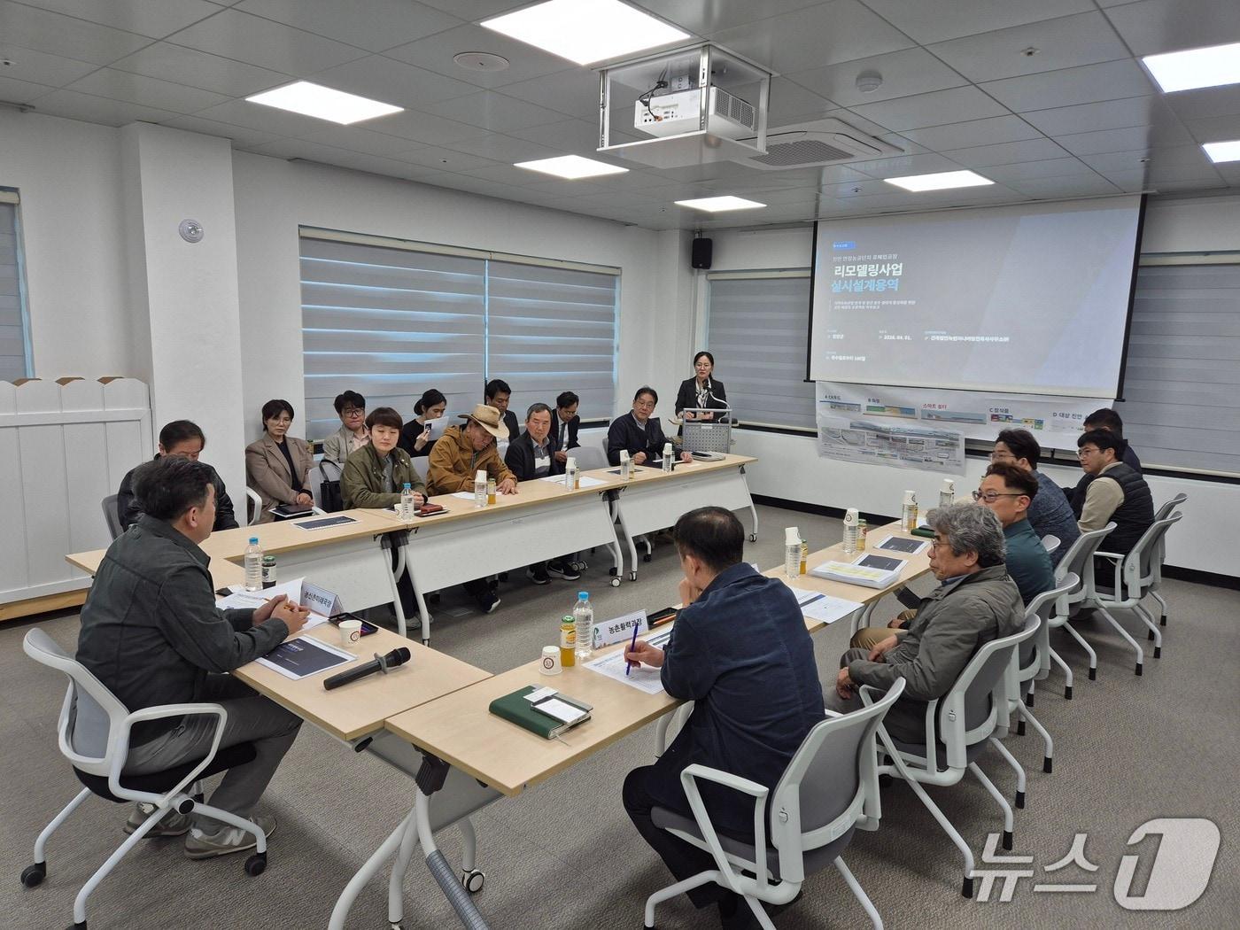 본문 이미지 - 전북 진안군이 홍삼농공단지 다목적복합센터에서 '연장농공단지 현안사업 추진협의체 간담회'를 갖고 있다..(진안군제공, 재판매 및 DB금지)2026.4.6/뉴스1